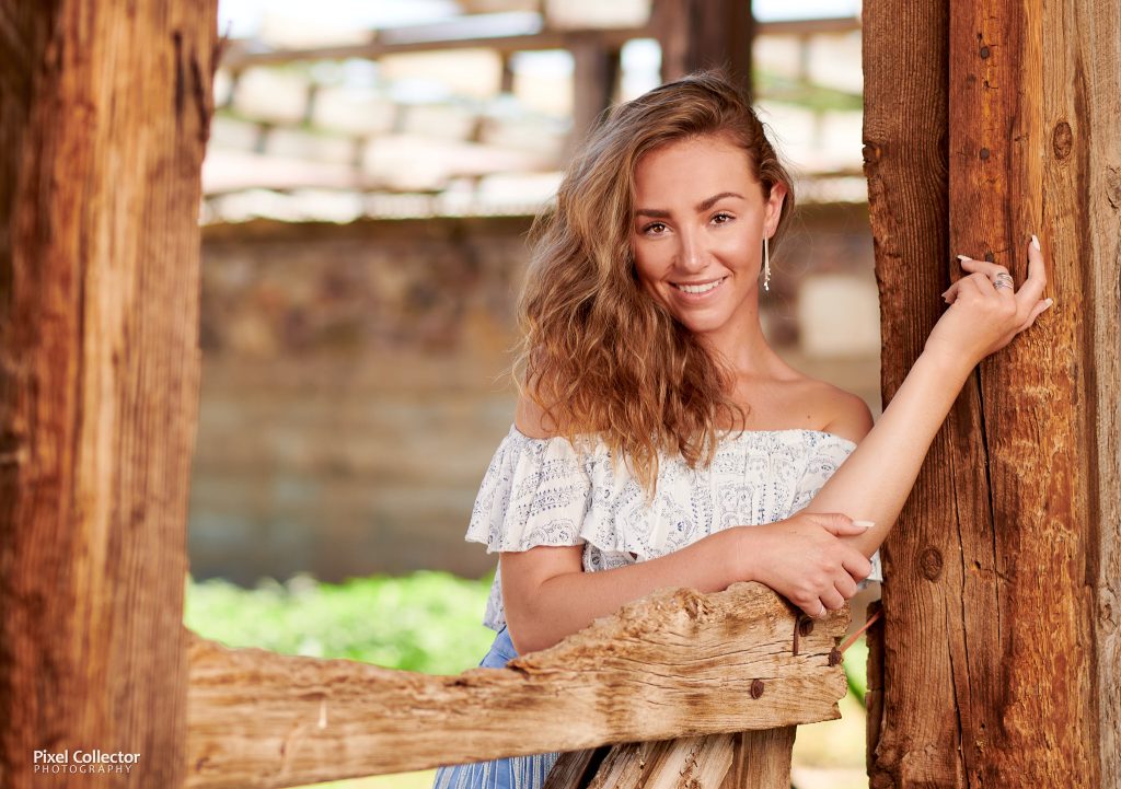 El Paso Glamour Photographer | Hannah in a barn