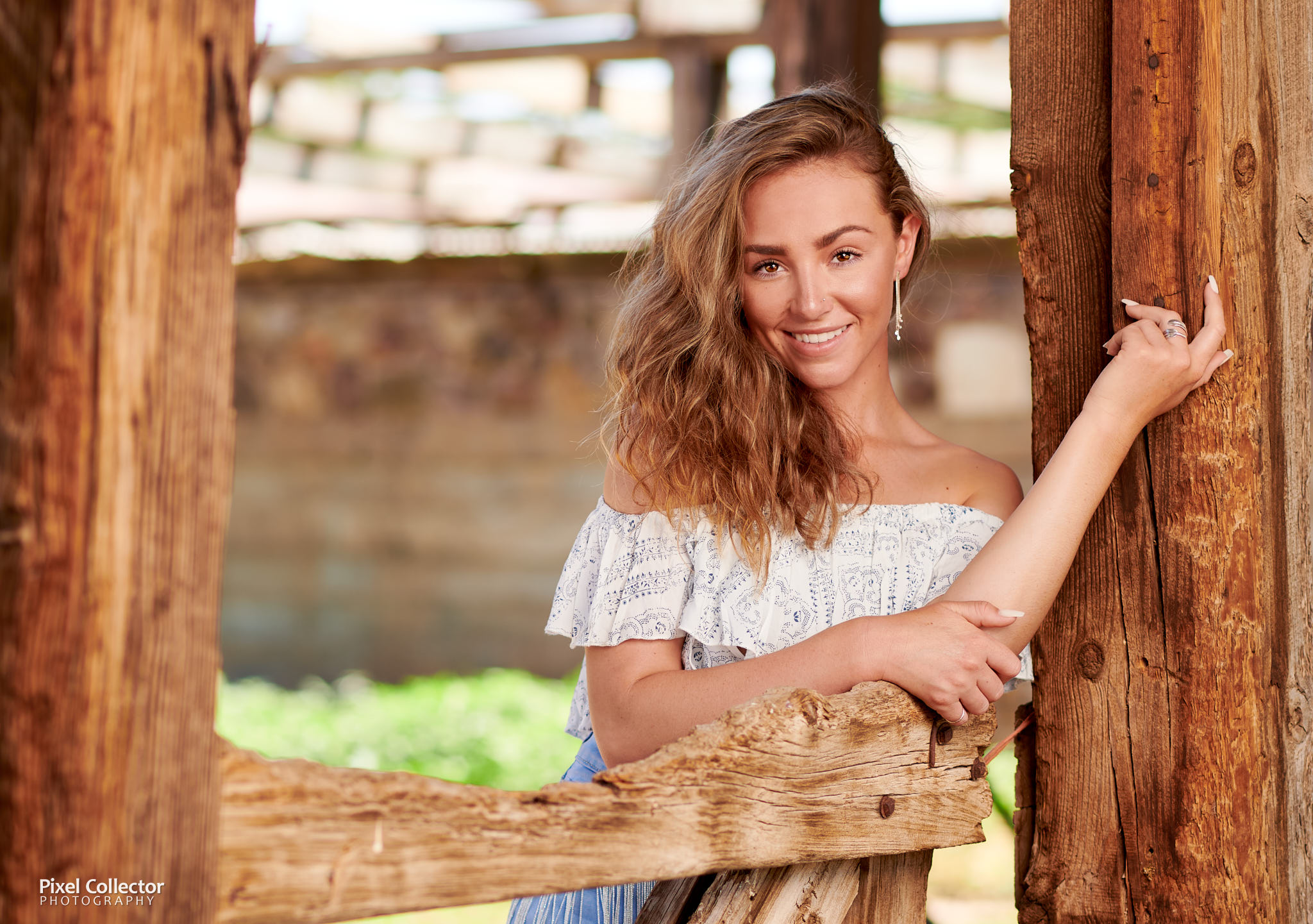 El Paso Glamour Photographer | Hannah in a barn